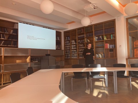 Referent vor Bücherwand