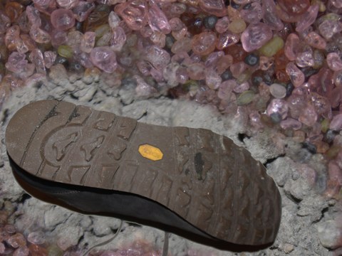Schuh von Steinen umgeben