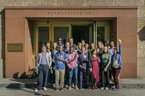 Gruppenfoto David Omata Fellows Berlin Auswertiges Amt