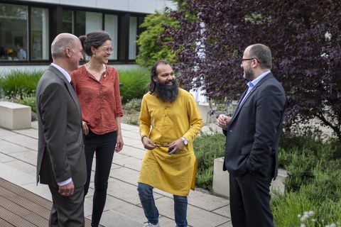Vierergruppe in lockerem Gespräch
