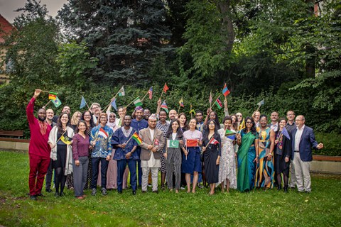 Internationale Gruppe mit Flaggen