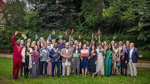 Internationale Gruppe mit Flaggen
