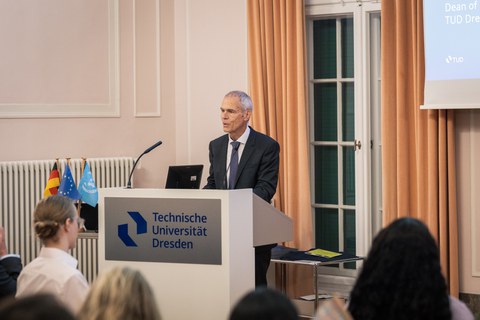 Prof. Peter Krebs, Dekan der Fakultät Umweltwissenschaften, spricht hinter einem Rednerpult im Festsaal des Rektorats der TU Dresden.