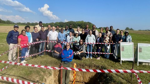 Gruppenphoto vor Bodenprofil