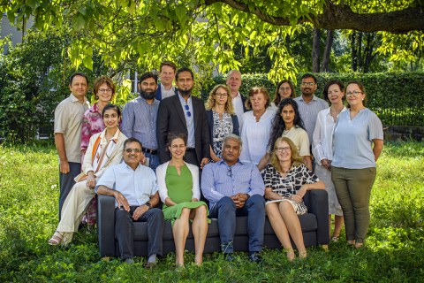 Gruppenphoto auf grüner Wiese