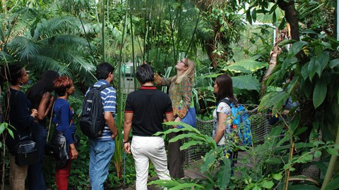 Teilnehmer mit Lehrpersonal im Botanischen Garten