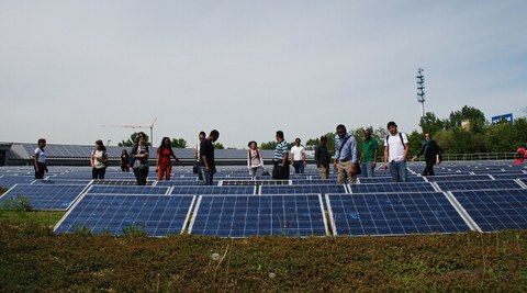 Teilnehmer zwischen Solarzellen