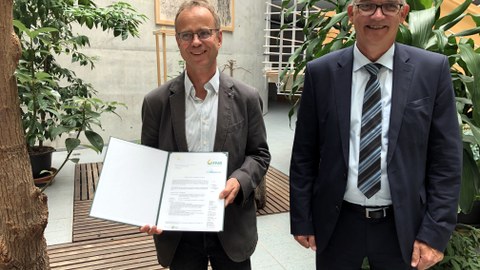 Uwe Feiler, Parlamentarischer Staatssekretär im BMEL (r.) überreichte den Förderbescheid für das Projekt BENEATH an Prof. Karsten Kalbitz von der TU Dresden. 