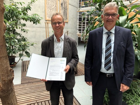 Uwe Feiler, Parlamentarischer Staatssekretär im BMEL (r.) überreichte den Förderbescheid für das Projekt BENEATH an Prof. Karsten Kalbitz von der TU Dresden. 