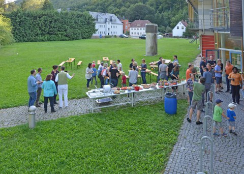 Die Institute des Judeichbaus grillen zusammen