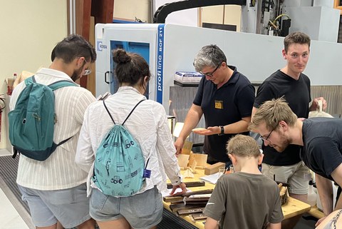 Besucher am Stand des IPHC bei der LNDW