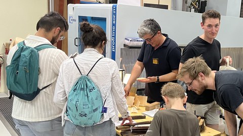 Besucher am Stand des IPHC bei der LNDW
