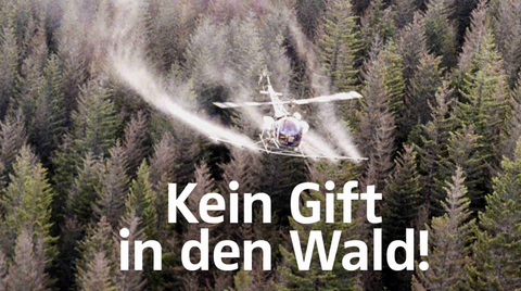 Hubschrauber fliegt über Waldfläche und spritzt PSM