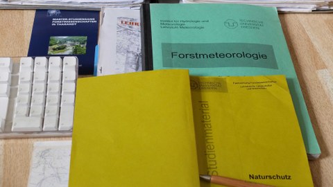 Schreibtisch mit diversen Vorlesungsunterlagen