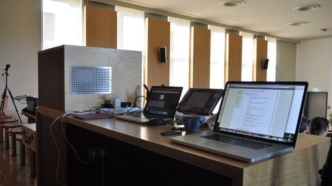 Medienpult zur technischen Ausstattung einer Tagung