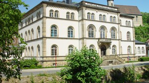 Hauptgebäude, Pienner Str. 8