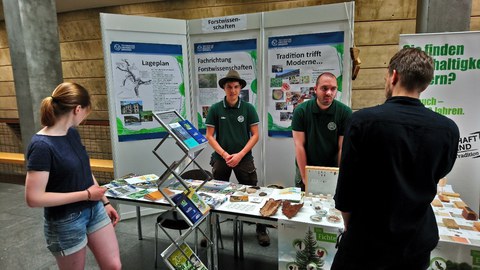 Messestand am Uni-Tag 2018, links Julian Heinrich, rechts Lucifer Kowal