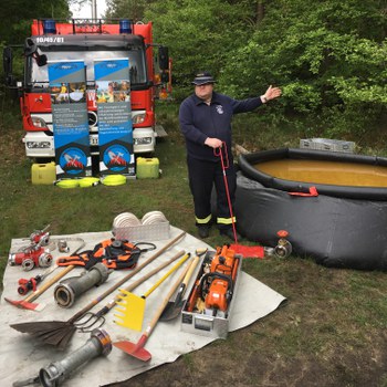 Presentation of various tools and vehicles for fighting wildfires (Feuerwehr Celle)