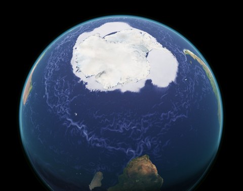 Blick auf die Erde aus dem Weltall mit der Antarktis im Zentrum. Blaue Linien zeigen die Bahnen wie der Krill mit dem Zirkumpolarstrom driftet.