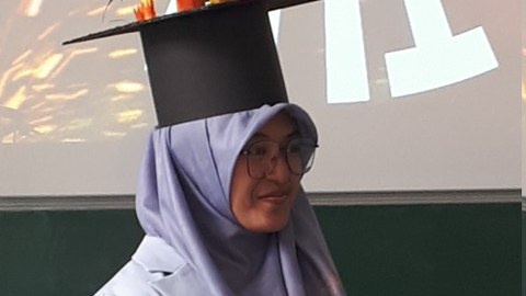 Kirana Widyastuti bei ihrer Promotionsverteidigung