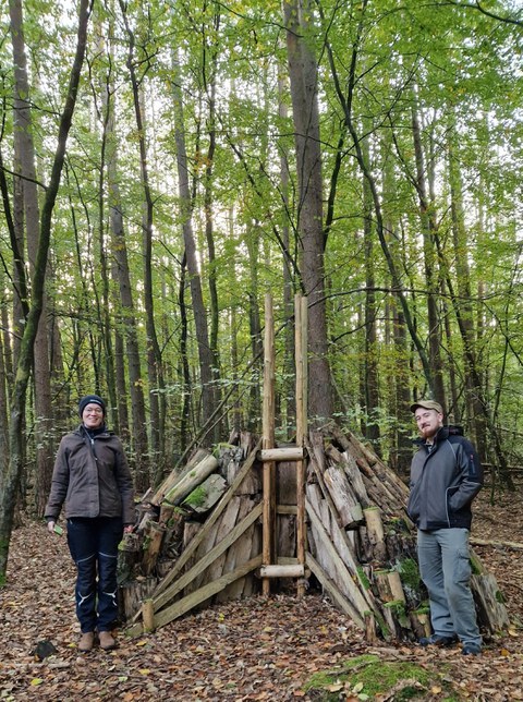 Martha und Richard neben dem Modell eines Rundmeilers im Serrahn.