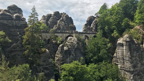 Foto von der Brücke inmitten von Sandsteinformationen