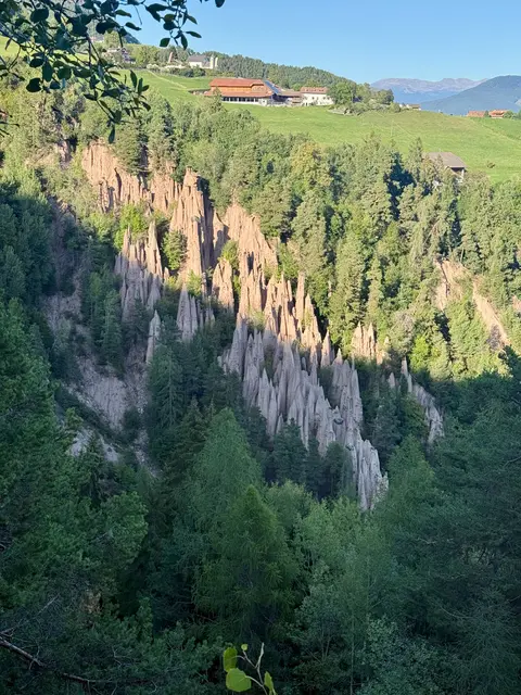 Erdpyramiden bei schönem Wetter