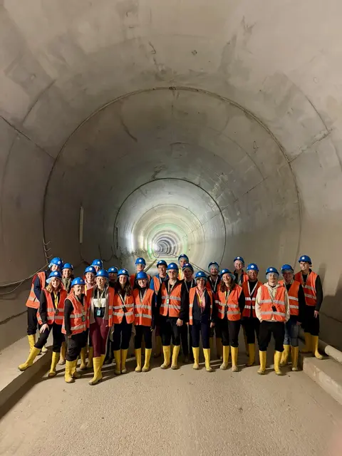 Auf dem Foto sind die Teilnehmenden der Exkursion im Brennerbasistunnel zu sehen.