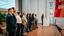 Teilnehmende der Konferenz auf der Bühne