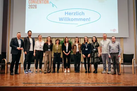 Teilnehmende der Konferenz auf der Bühne
