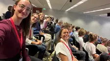 Mitarbeitende der Geodidaktik in einem gefüllten Hörsaal