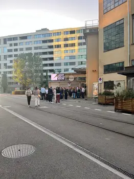 Foto von einer Gruppe von Menschen  vor einem Gebäude