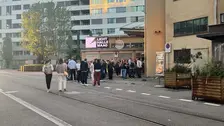 Foto von einer Gruppe von Menschen  vor einem Gebäude