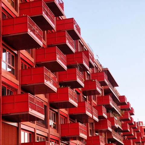 Symbolbild: Rotes Wohnhochhaus