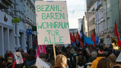 Demonstration mit einem Plakat mit dem Text "Bezahlbaren Wohnraum für Alle" in Erfurt am 15.02.2020.