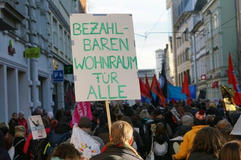 Demonstration mit einem Plakat mit dem Text "Bezahlbaren Wohnraum für Alle" in Erfurt am 15.02.2020.