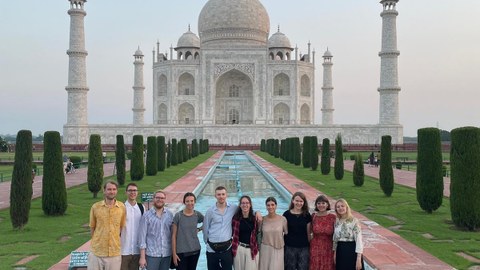 Exkursionsgruppe vor dem Taj Mahal