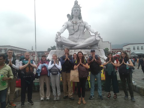 Zusammen mit der Gottheit Shiva in Haridwar