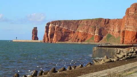 Ist ist die Nordsee zu sehen links im Bild die Steilküste von Helgoland, wobei eine  starken Rotfärbung der typischen Buntsandstein-Sedimente sichtbar ist. 