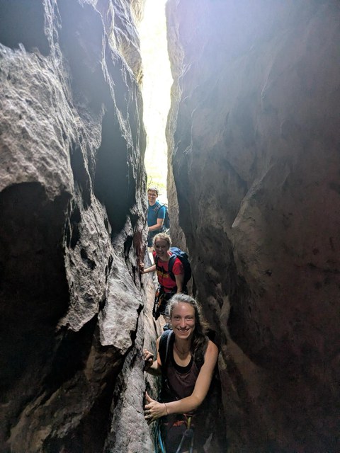 Wanderung durch einen Felsspalt auf der Häntzschelstiege