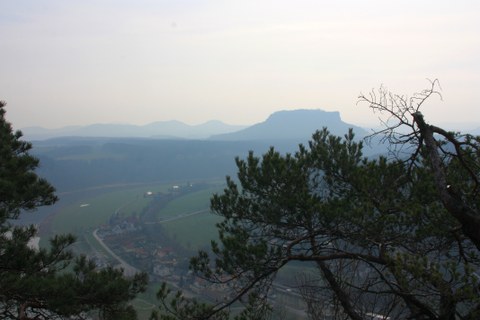Das Bild zeigt den Blick von der Bastei in Richtung Lilienstein.
