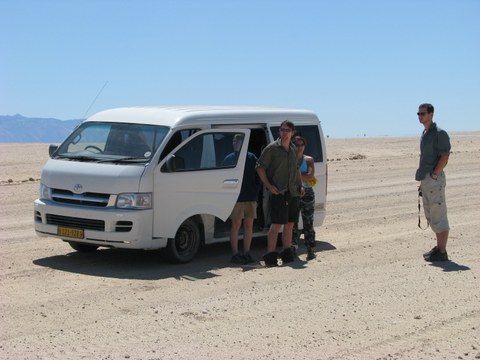 Das Bild zeigt einen Kleinbus in der Namib während einer Exkursion.