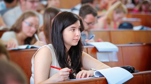 Studierende beim Bearbeiten einer Klausur