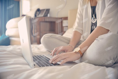 mit einem Laptop im Bett studieren