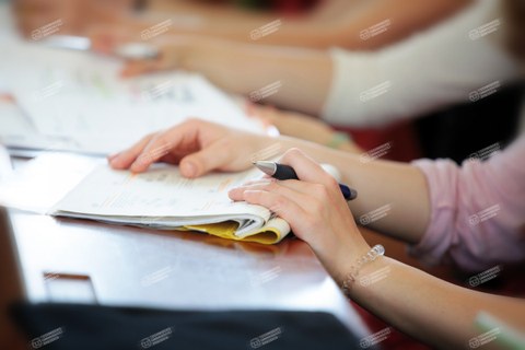 Studenten schreiben in einer Vorlesung mit