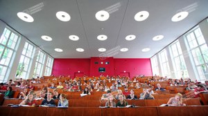 Blick vom Standort des Vortragenden aus in einen Hörsaal