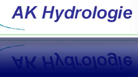 Logo des Arbeitskreises Hxdrologie, in dem sich ein Diagramm im Wasser spiegelt 