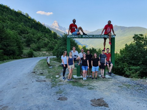 Teilnehmer der Feldarbeiten vor dem Panorama des georgischen Kaukasus und dem Gipfel der Ushba