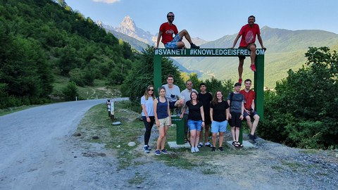 Teilnehmer der Feldarbeiten vor dem Panorama des georgischen Kaukasus und dem Gipfel der Ushba