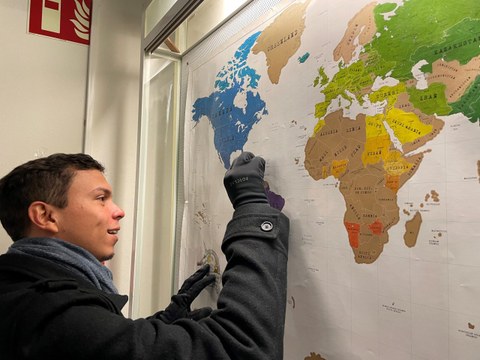 Eliezer kratzt sein Land Venezuela von der Karte der Studenten
